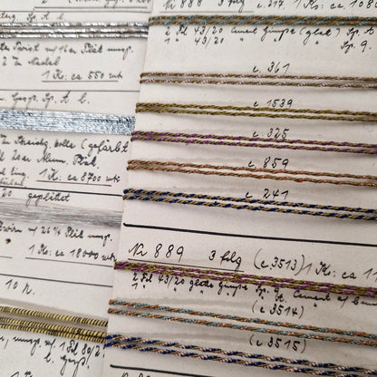 Grand présentoir de fils métallisés et cordonnets