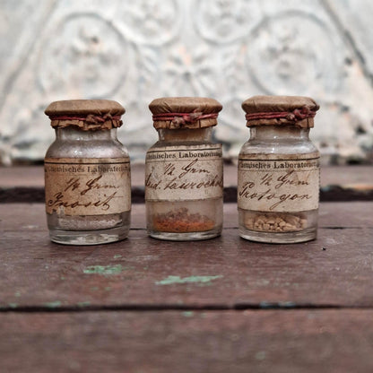 3 jolis anciens flacons miniatures de laboratoire (l7)