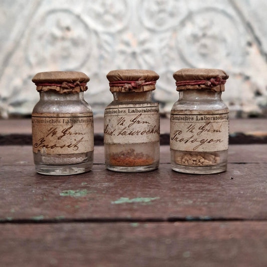 3 jolis anciens flacons miniatures de laboratoire (l7)