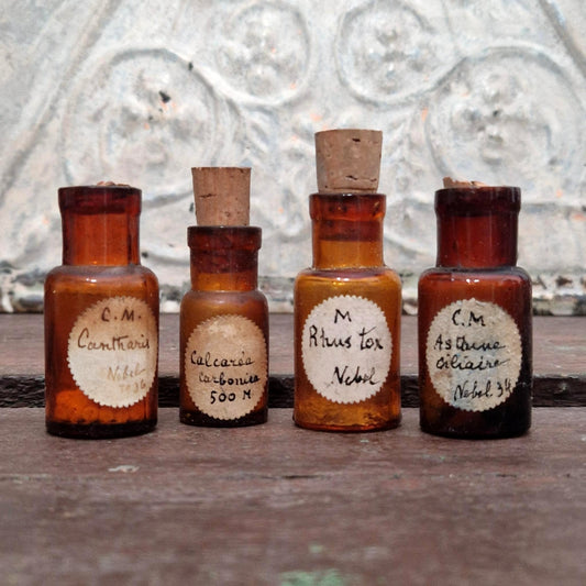 4 Flacons homéopathiques en verre ambré (l13)