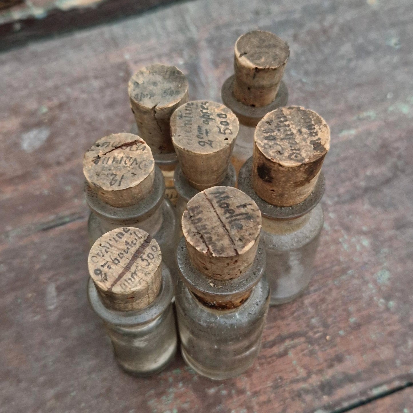 Lot de 7 anciens flacons pharmaceutiques (l18)