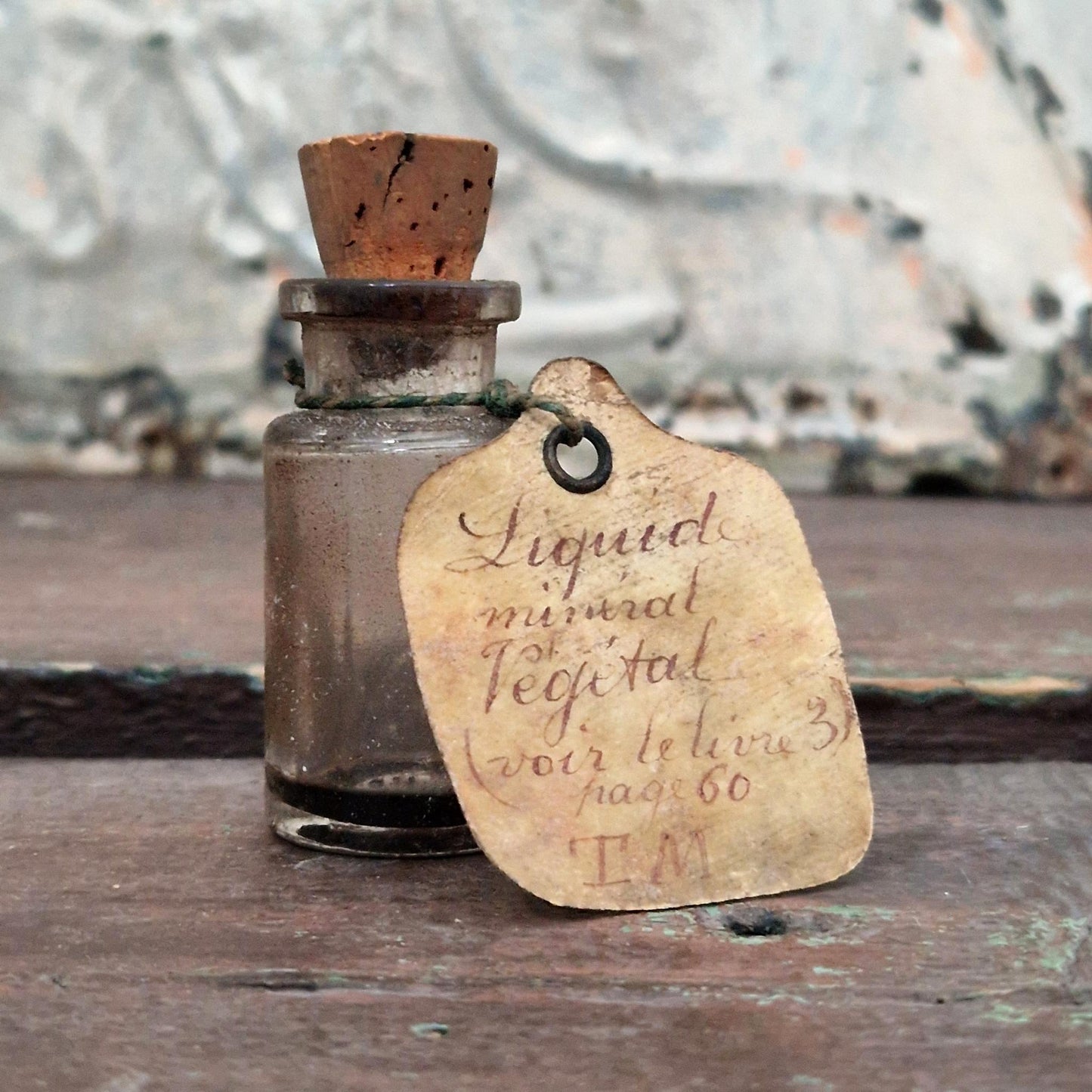 Flacon avec étiquette manuscrite « Liquide minéral végétal » (f37)