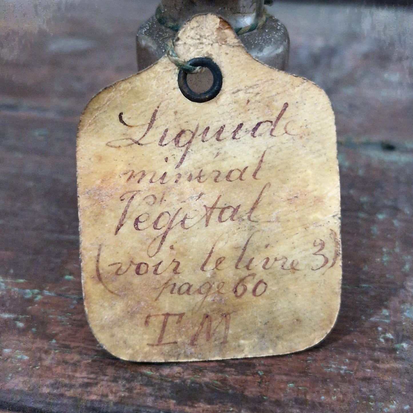 Flacon avec étiquette manuscrite « Liquide minéral végétal » (f37)