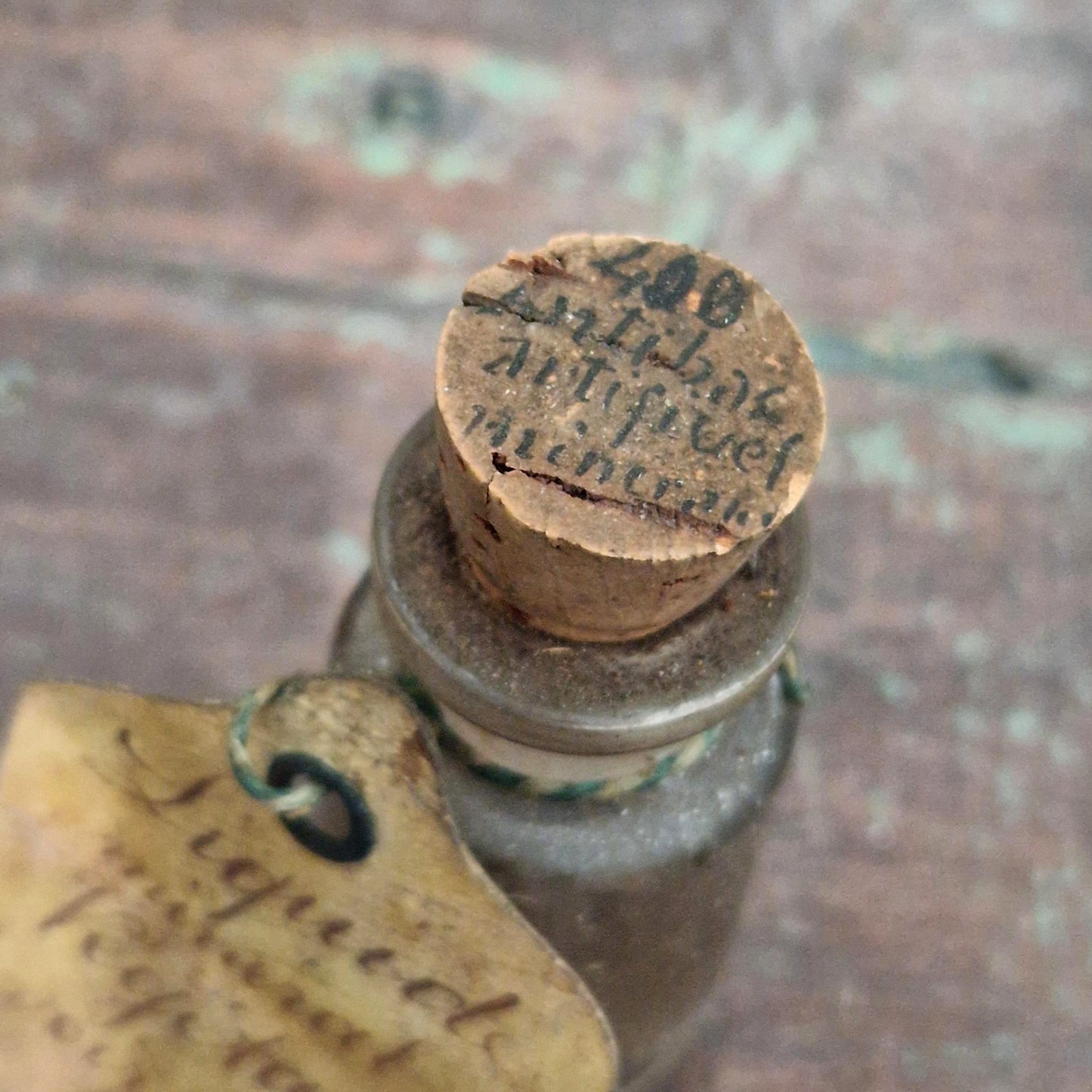 Flacon avec étiquette manuscrite « Liquide minéral végétal » (f37)