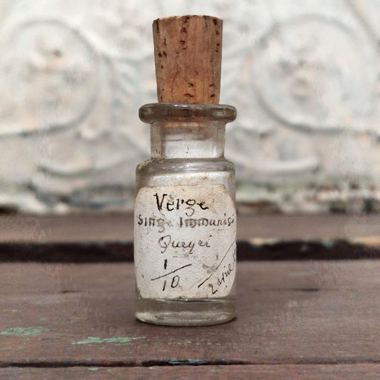 Small bottle "Verge - Immunized monkey Queyri", 1913 (f48)