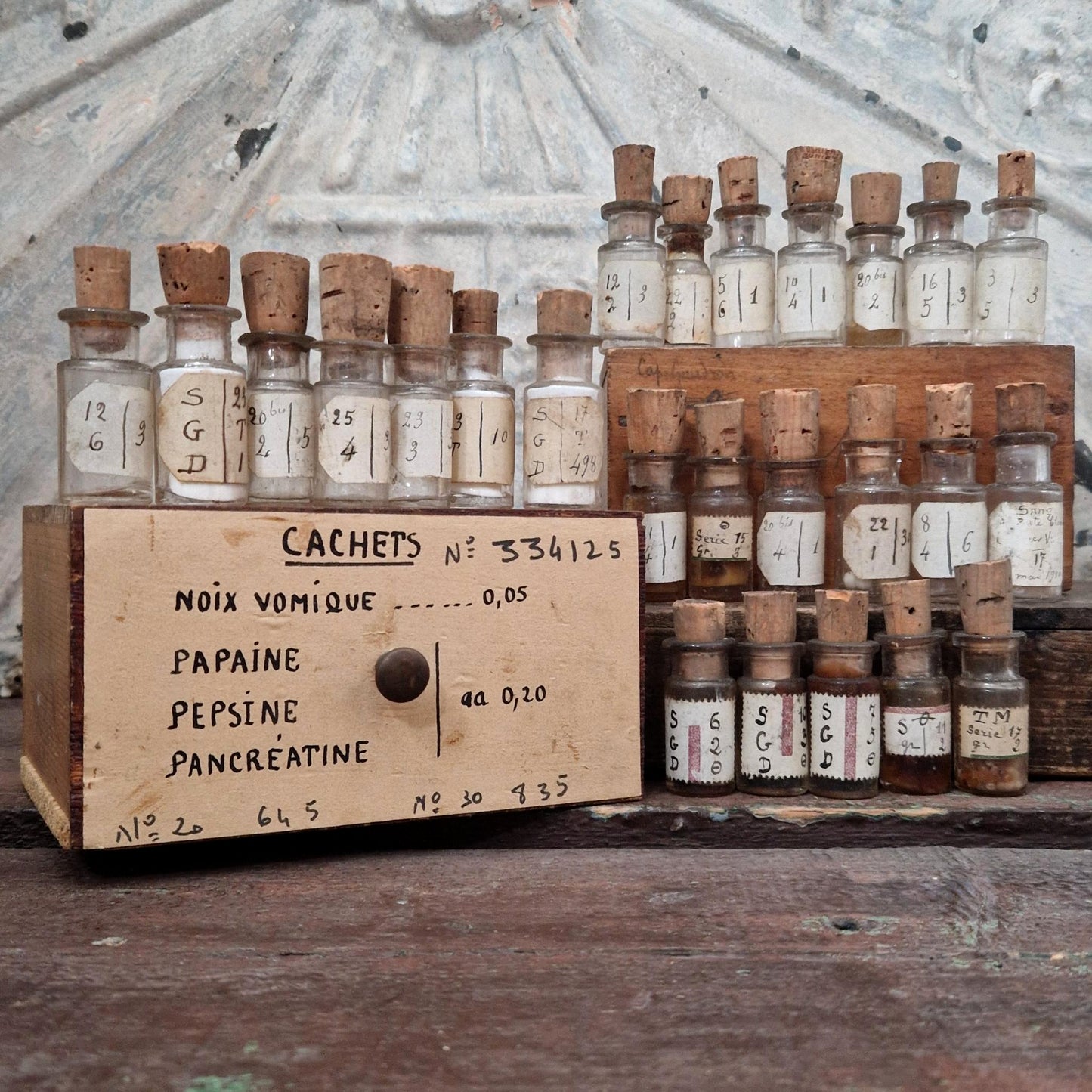 25 fioles de laboratoire en coffret pharmaceutique (c1)