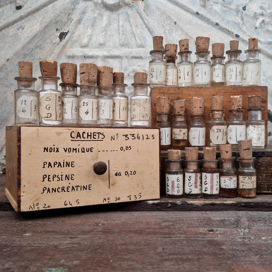 25 fioles de laboratoire en coffret pharmaceutique (c1)