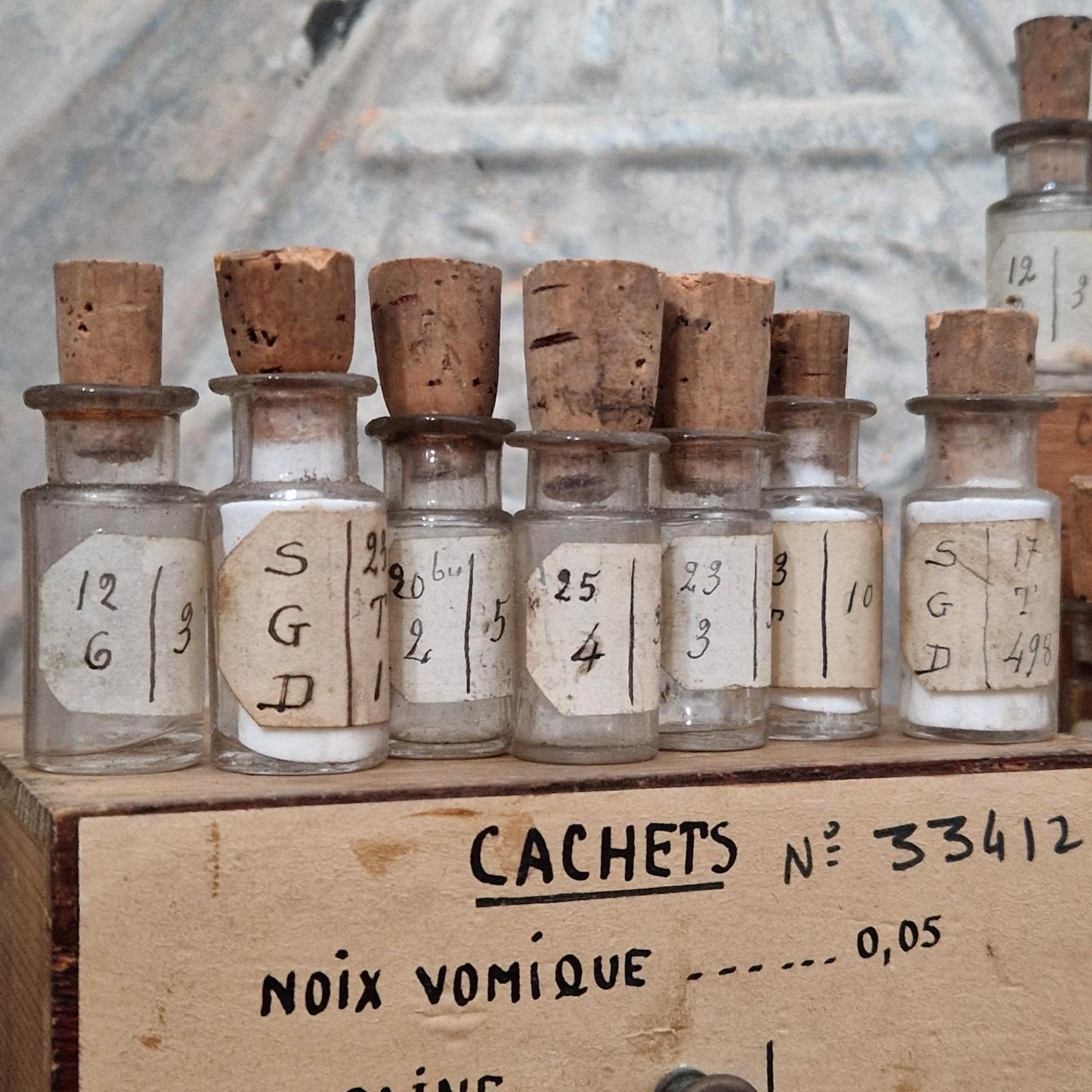 25 fioles de laboratoire en coffret pharmaceutique (c1)