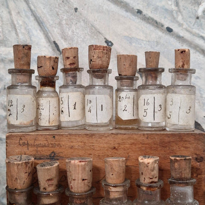 25 fioles de laboratoire en coffret pharmaceutique (c1)