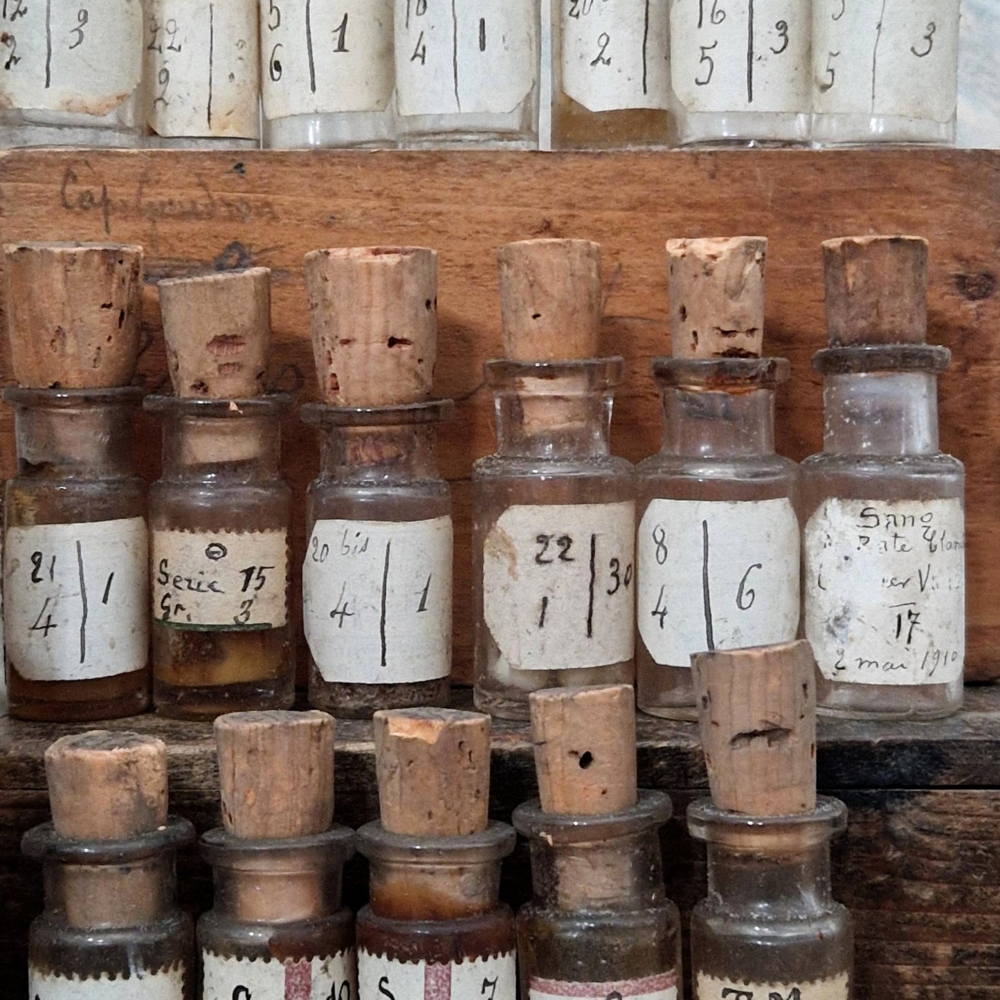 25 fioles de laboratoire en coffret pharmaceutique (c1)