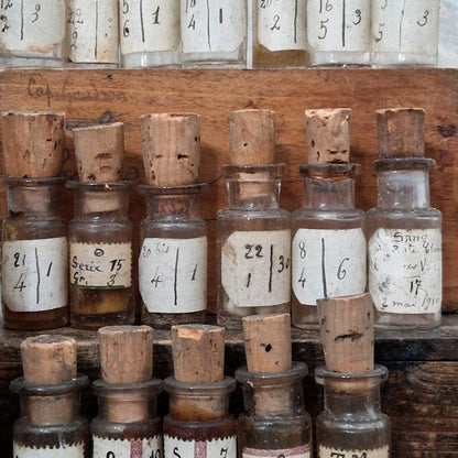 25 fioles de laboratoire en coffret pharmaceutique (c1)