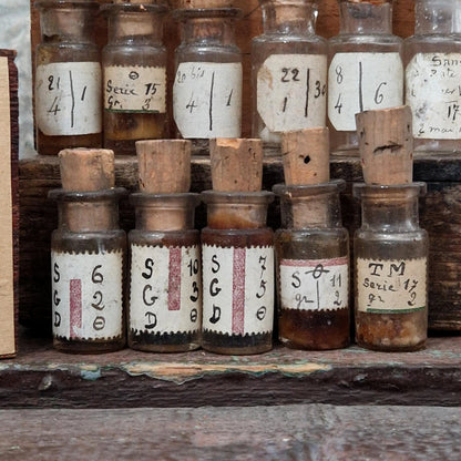 25 fioles de laboratoire en coffret pharmaceutique (c1)