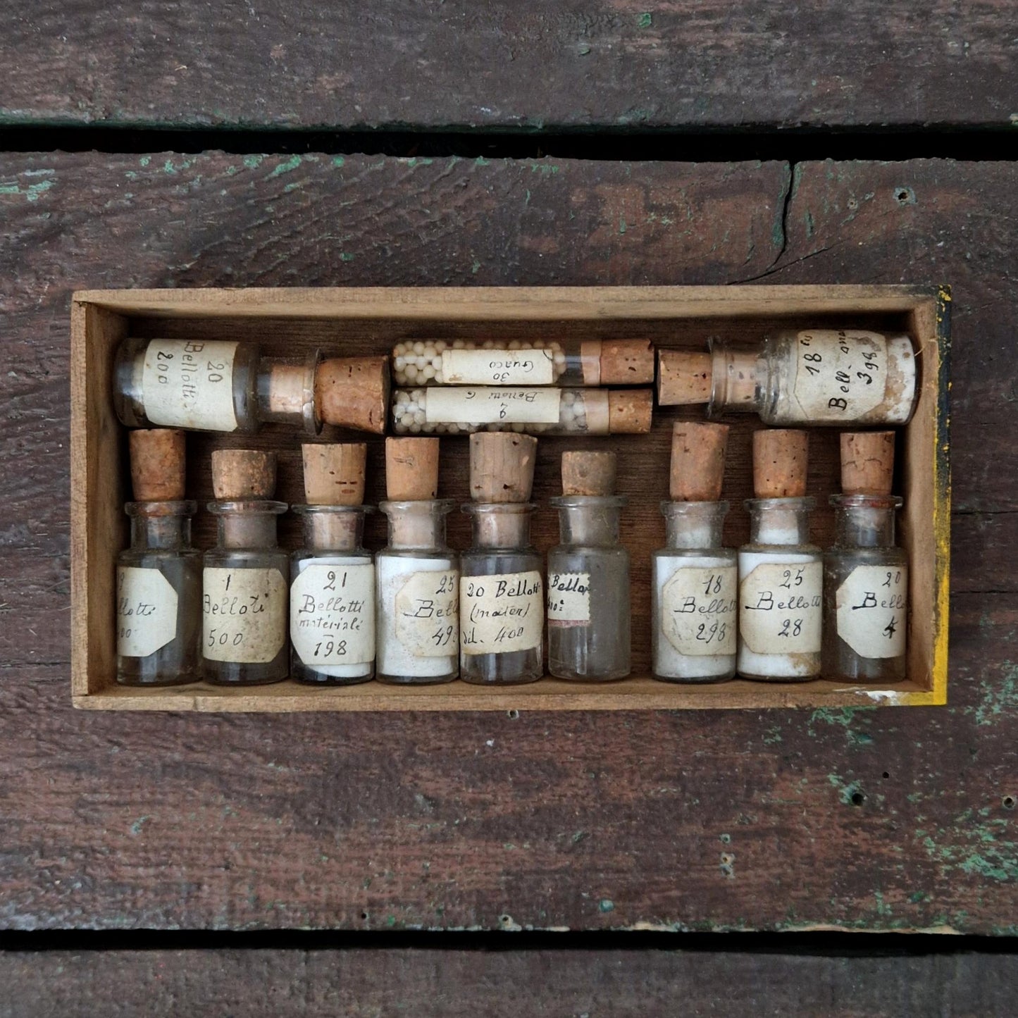 Coffret de curiosités : flacons et tubes de pharmacie (c6)