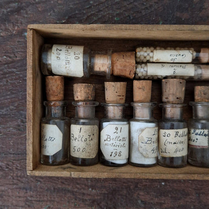 Coffret de curiosités : flacons et tubes de pharmacie (c6)