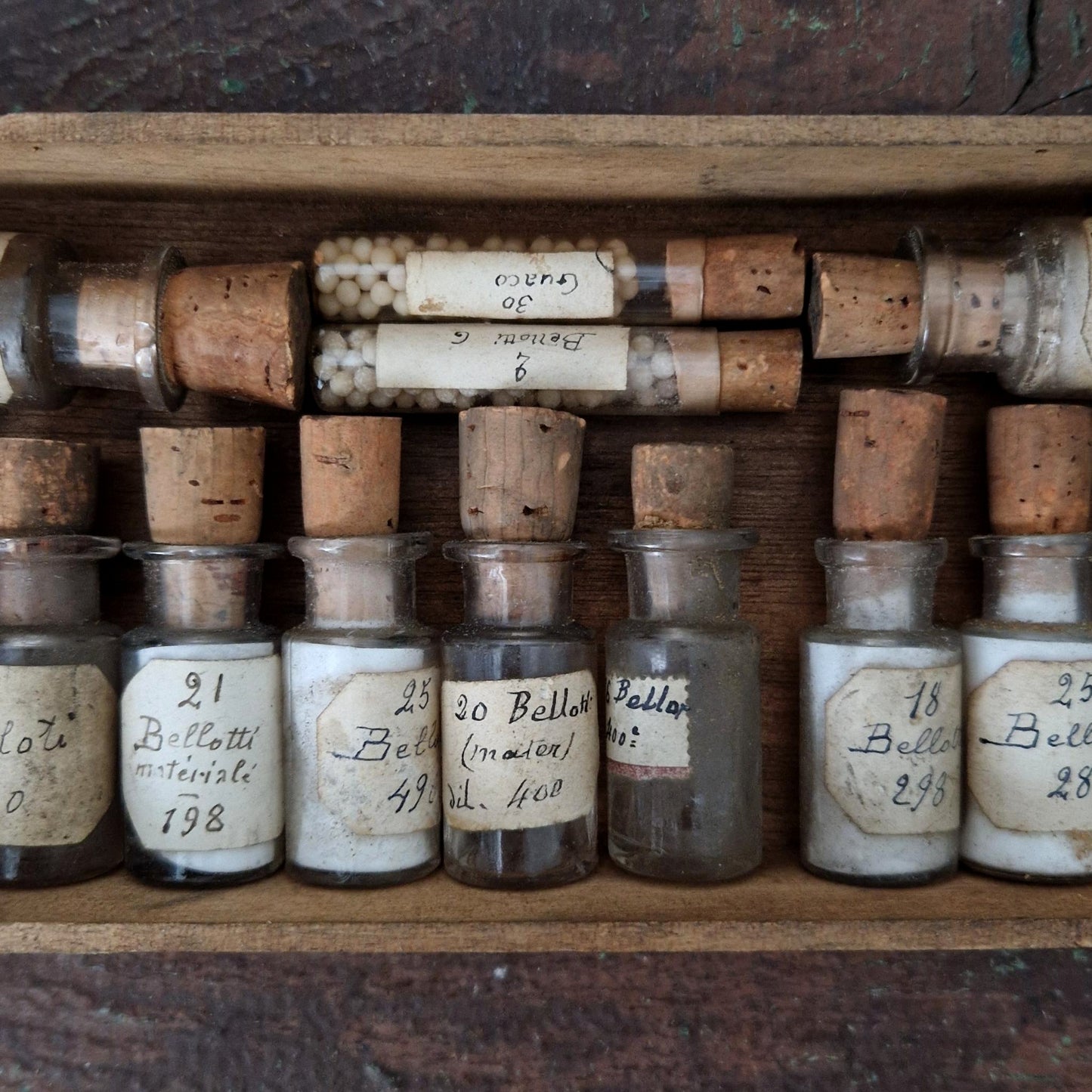 Coffret de curiosités : flacons et tubes de pharmacie (c6)