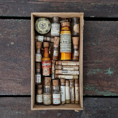 Pharmacopée début XXe : coffret réunissant 23 pièces (c7)