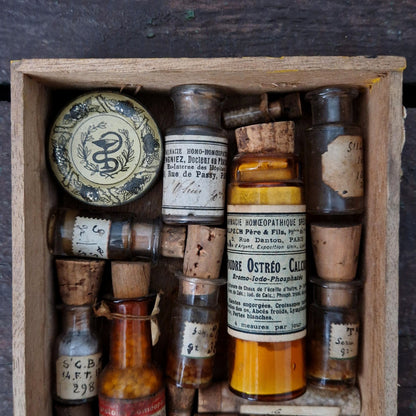 Pharmacopée début XXe : coffret réunissant 23 pièces (c7)