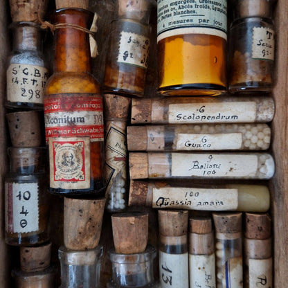 Pharmacopée début XXe : coffret réunissant 23 pièces (c7)