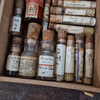 Pharmacopée début XXe : coffret réunissant 23 pièces (c7)