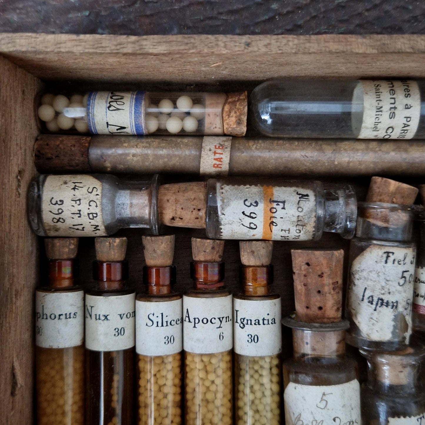 Box set of antique pharmacy items - 23 pieces (c8)