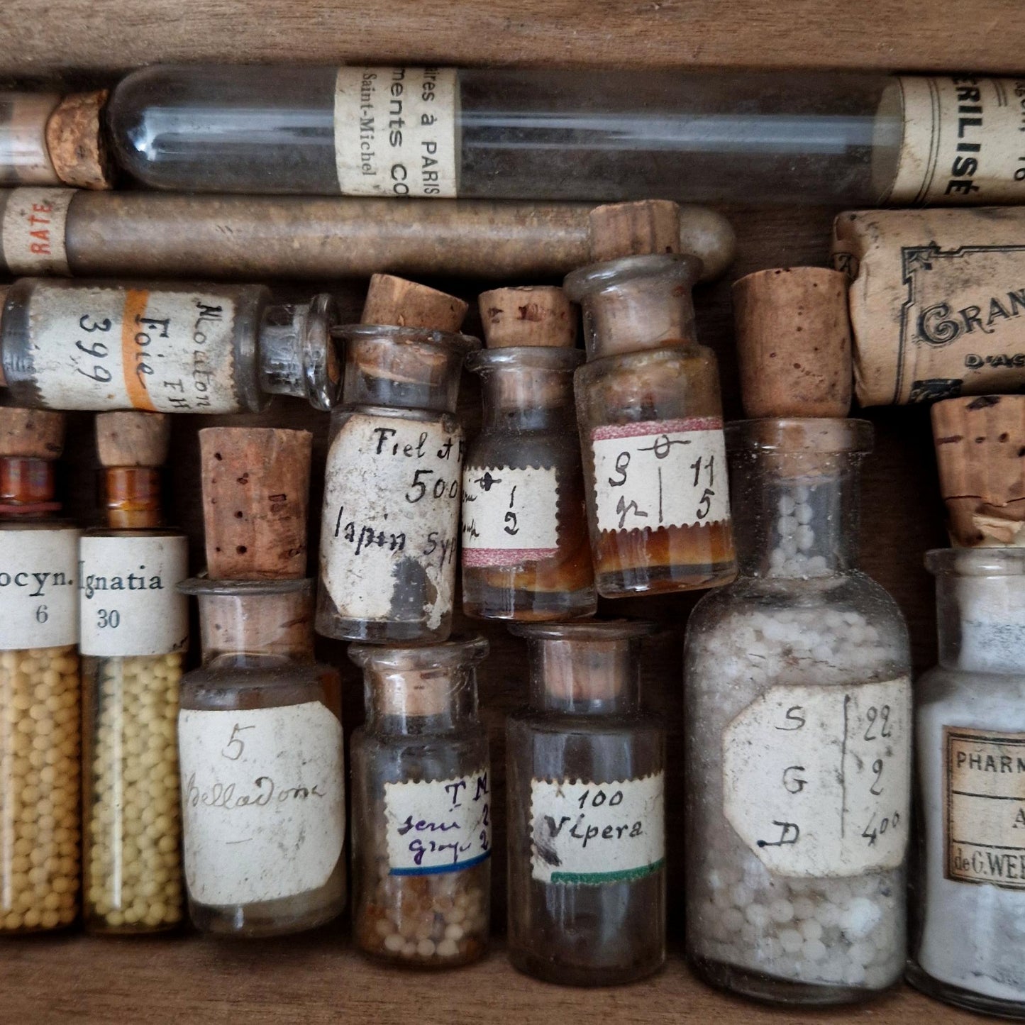 Box set of antique pharmacy items - 23 pieces (c8)