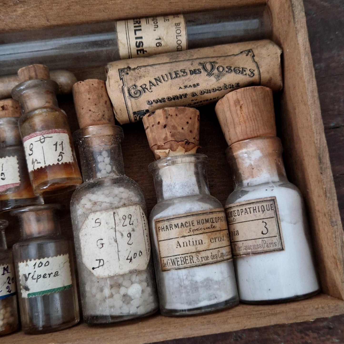 Box set of antique pharmacy items - 23 pieces (c8)