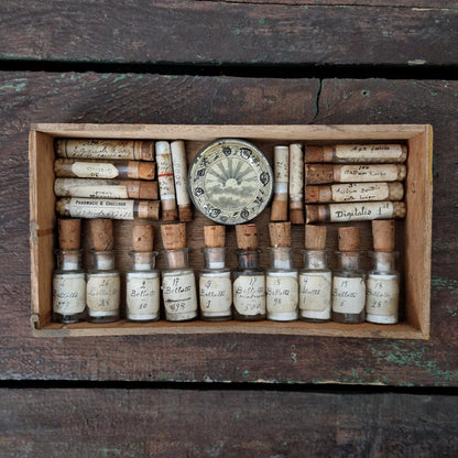 Ancien coffret de curiosités pharmaceutiques - 23 pièces (c9)