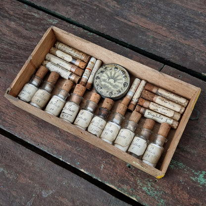 Ancien coffret de curiosités pharmaceutiques - 23 pièces (c9)