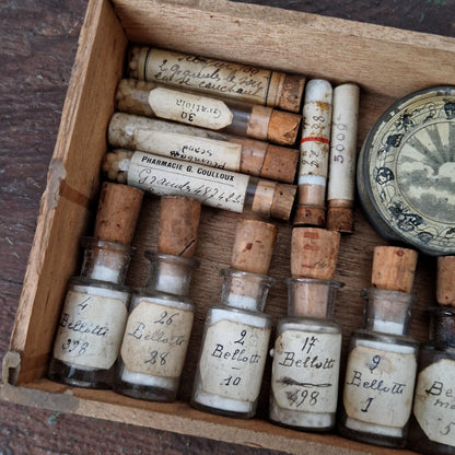 Ancien coffret de curiosités pharmaceutiques - 23 pièces (c9)
