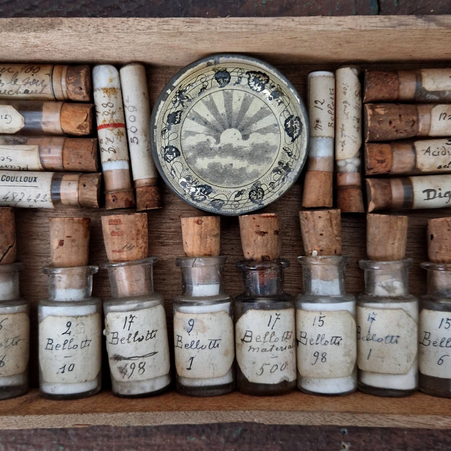 Ancien coffret de curiosités pharmaceutiques - 23 pièces (c9)