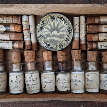 Ancien coffret de curiosités pharmaceutiques - 23 pièces (c9)