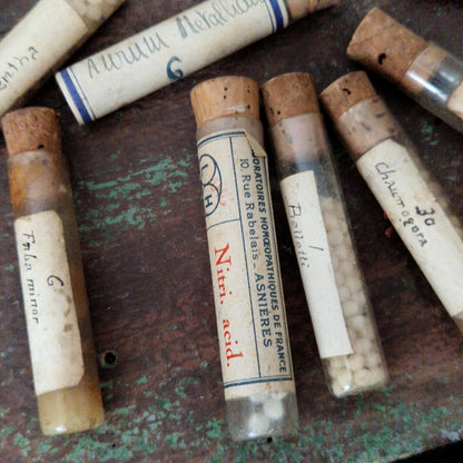Boîte avec « 10 Tubes homéopathiques manuscrits » (c10)