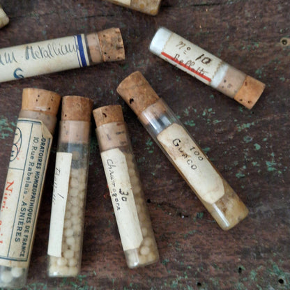 Boîte avec « 10 Tubes homéopathiques manuscrits » (c10)
