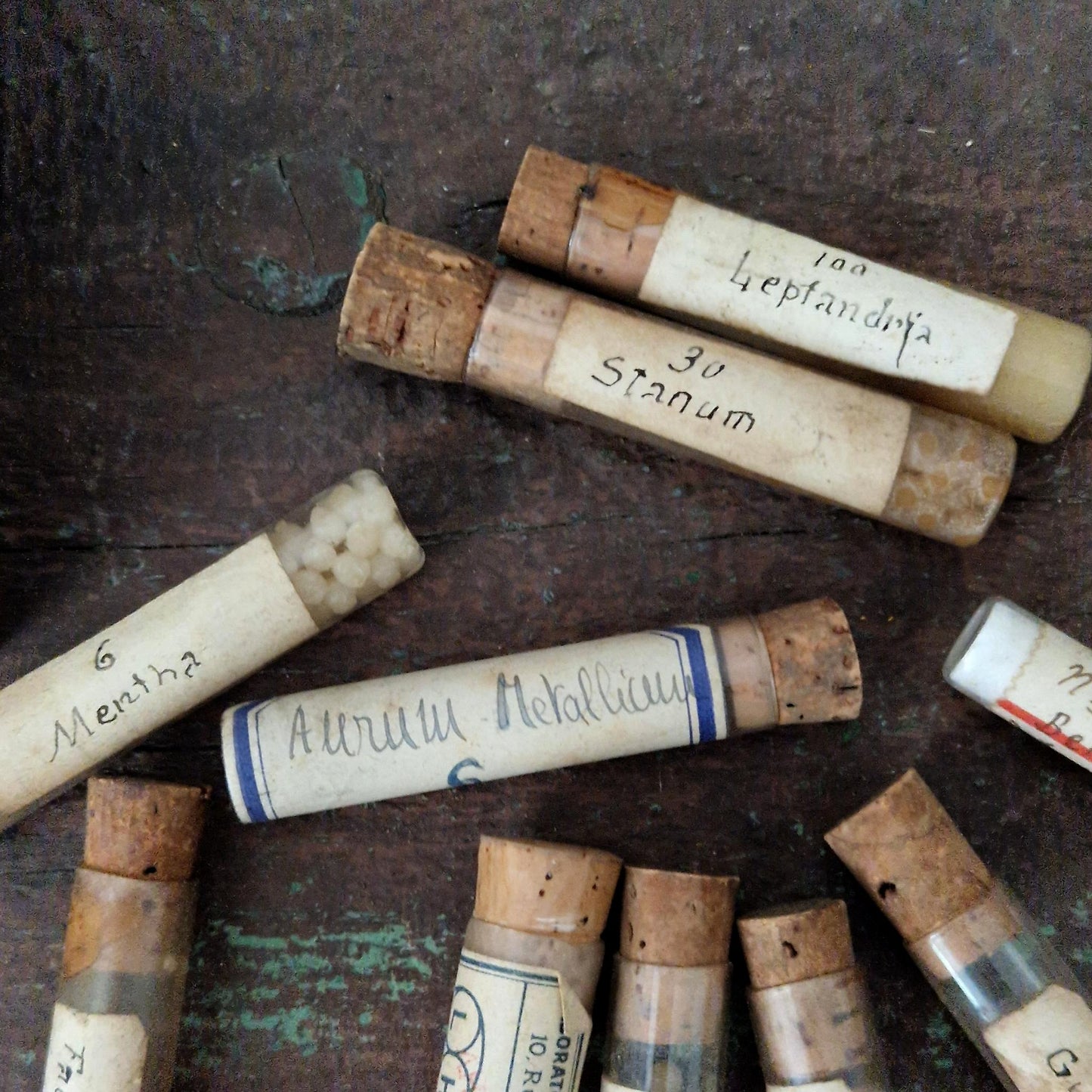 Boîte avec « 10 Tubes homéopathiques manuscrits » (c10)