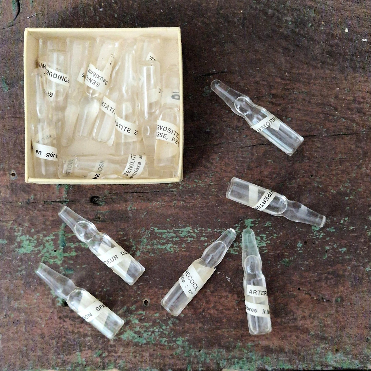 Lot de 20 ampoules médicales anciennes en verre