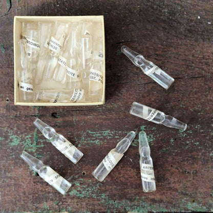 Lot de 20 ampoules médicales anciennes en verre