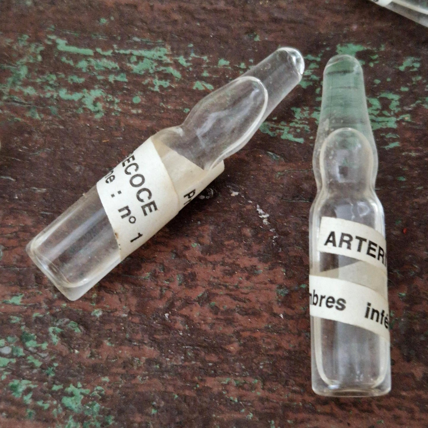 Lot de 20 ampoules médicales anciennes en verre
