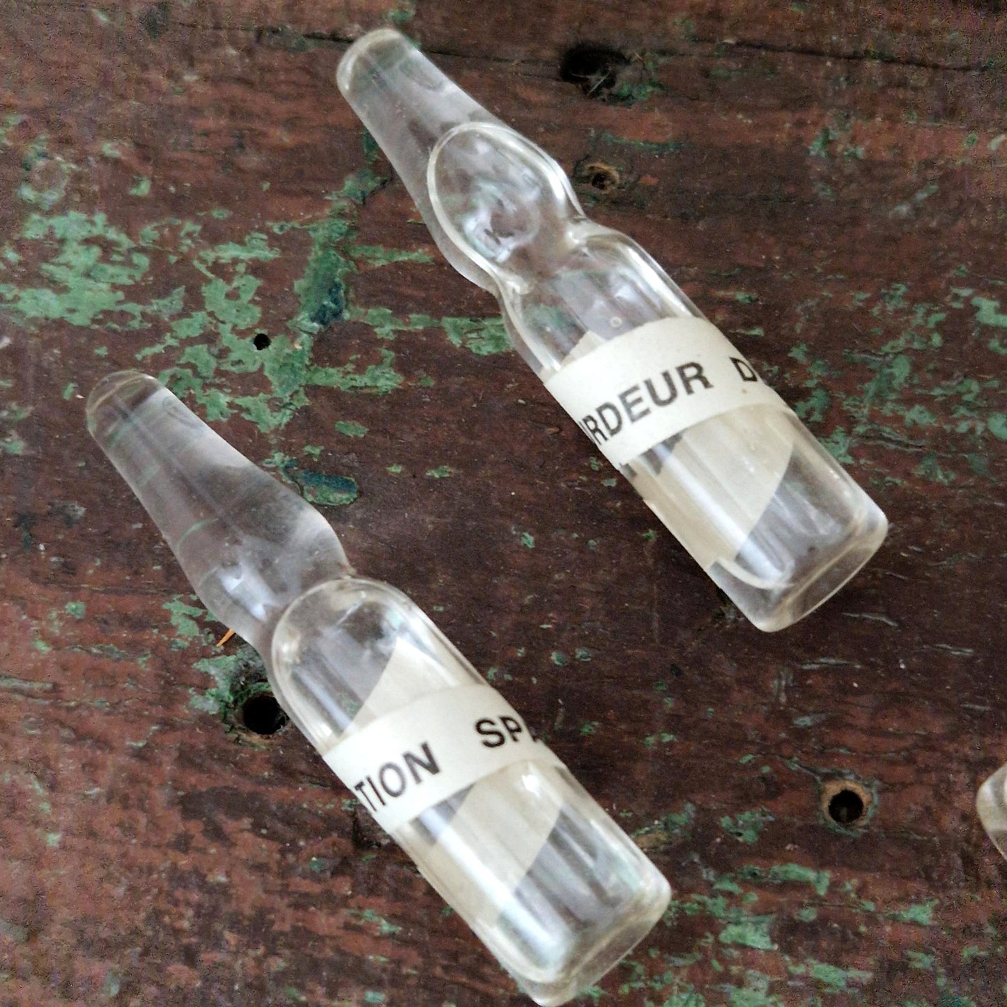 Lot de 20 ampoules médicales anciennes en verre