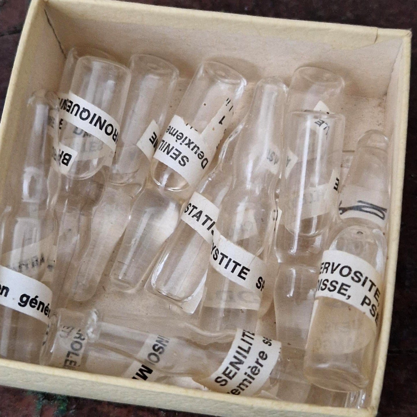 Lot de 20 ampoules médicales anciennes en verre