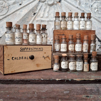 24 fioles de laboratoire en coffret pharmaceutique (c13)