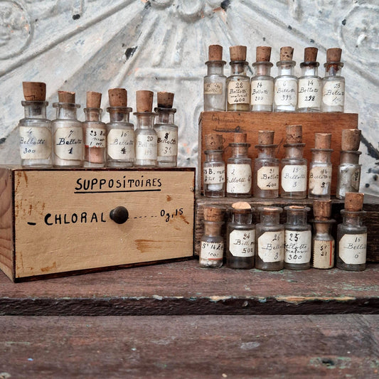 24 fioles de laboratoire en coffret pharmaceutique (c13)