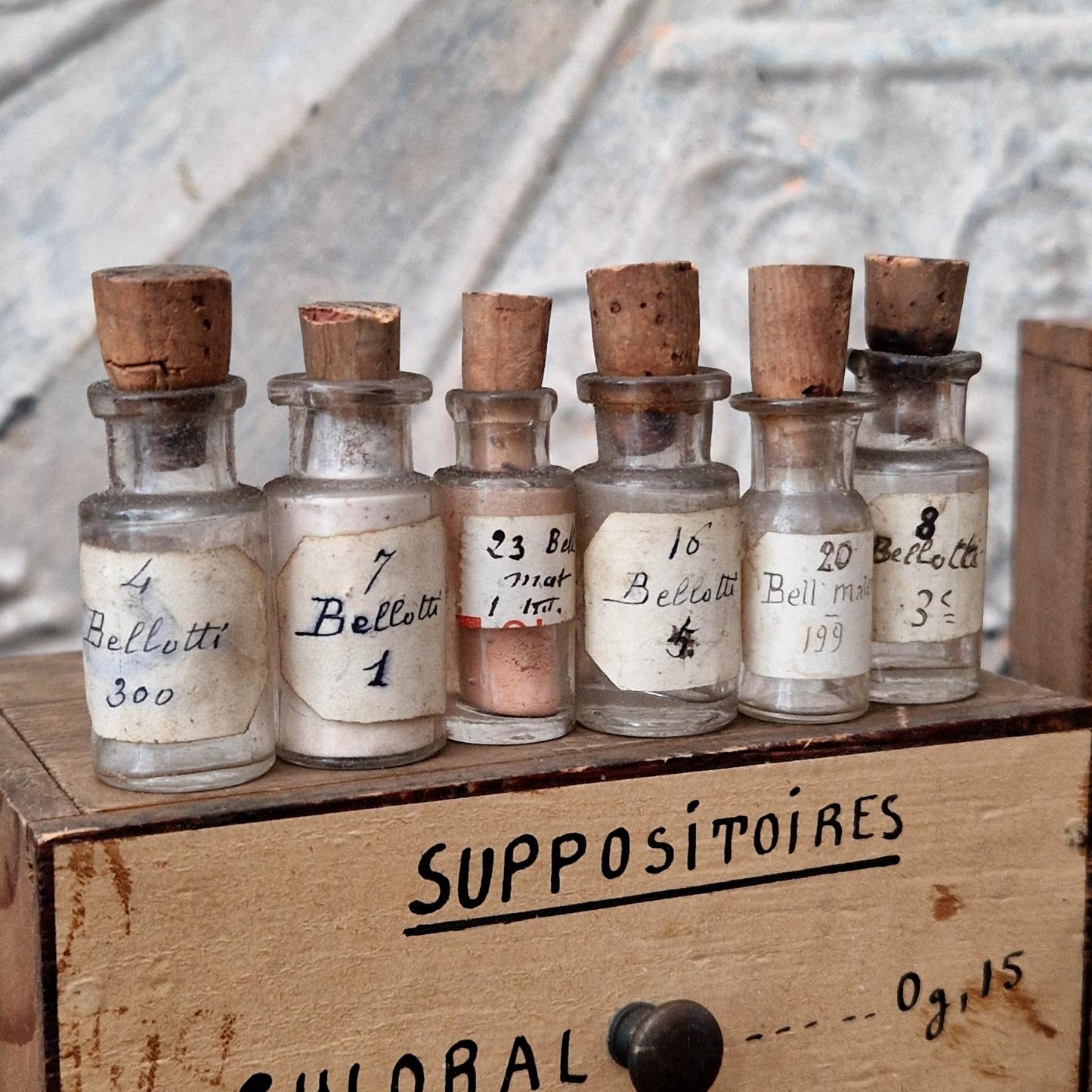24 fioles de laboratoire en coffret pharmaceutique (c13)