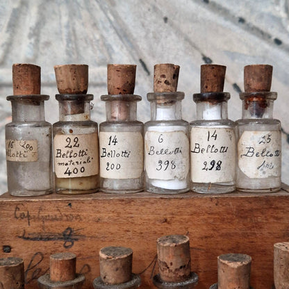 24 fioles de laboratoire en coffret pharmaceutique (c13)