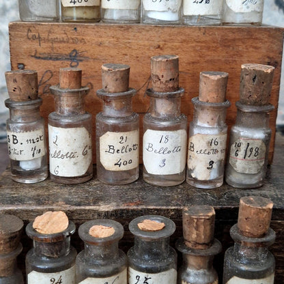 24 fioles de laboratoire en coffret pharmaceutique (c13)