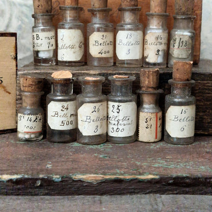 24 fioles de laboratoire en coffret pharmaceutique (c13)