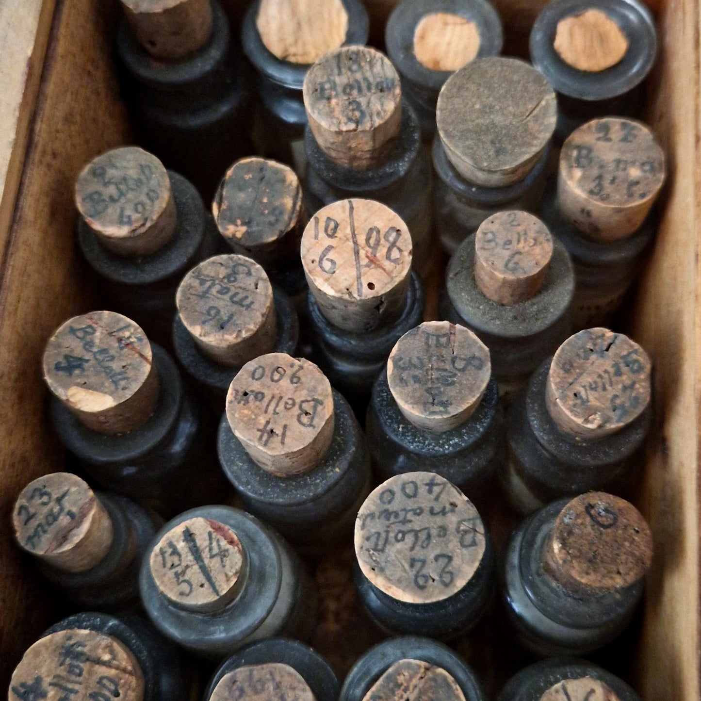24 fioles de laboratoire en coffret pharmaceutique (c13)