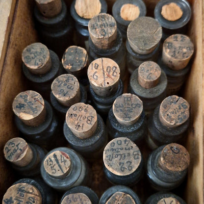24 fioles de laboratoire en coffret pharmaceutique (c13)