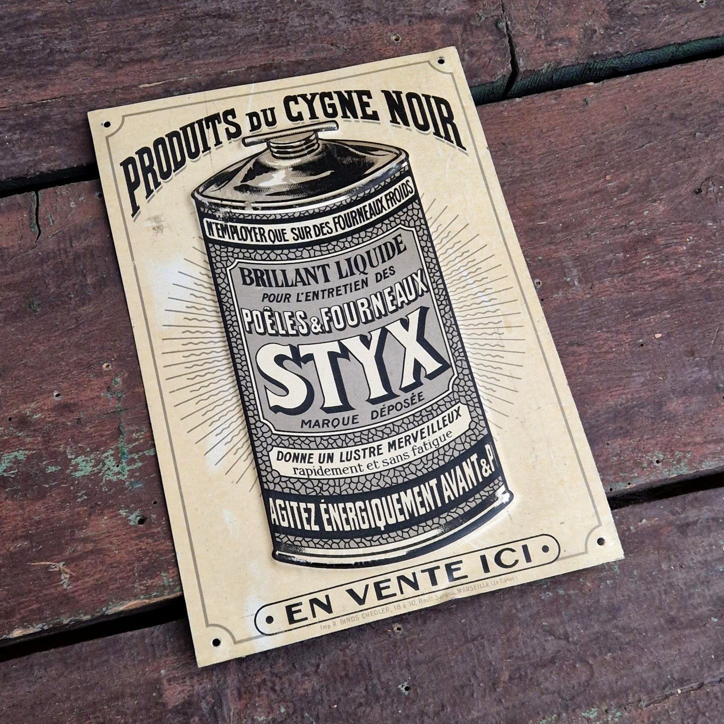 « STYX - Produits du Cygne Noir », tôle lithographiée