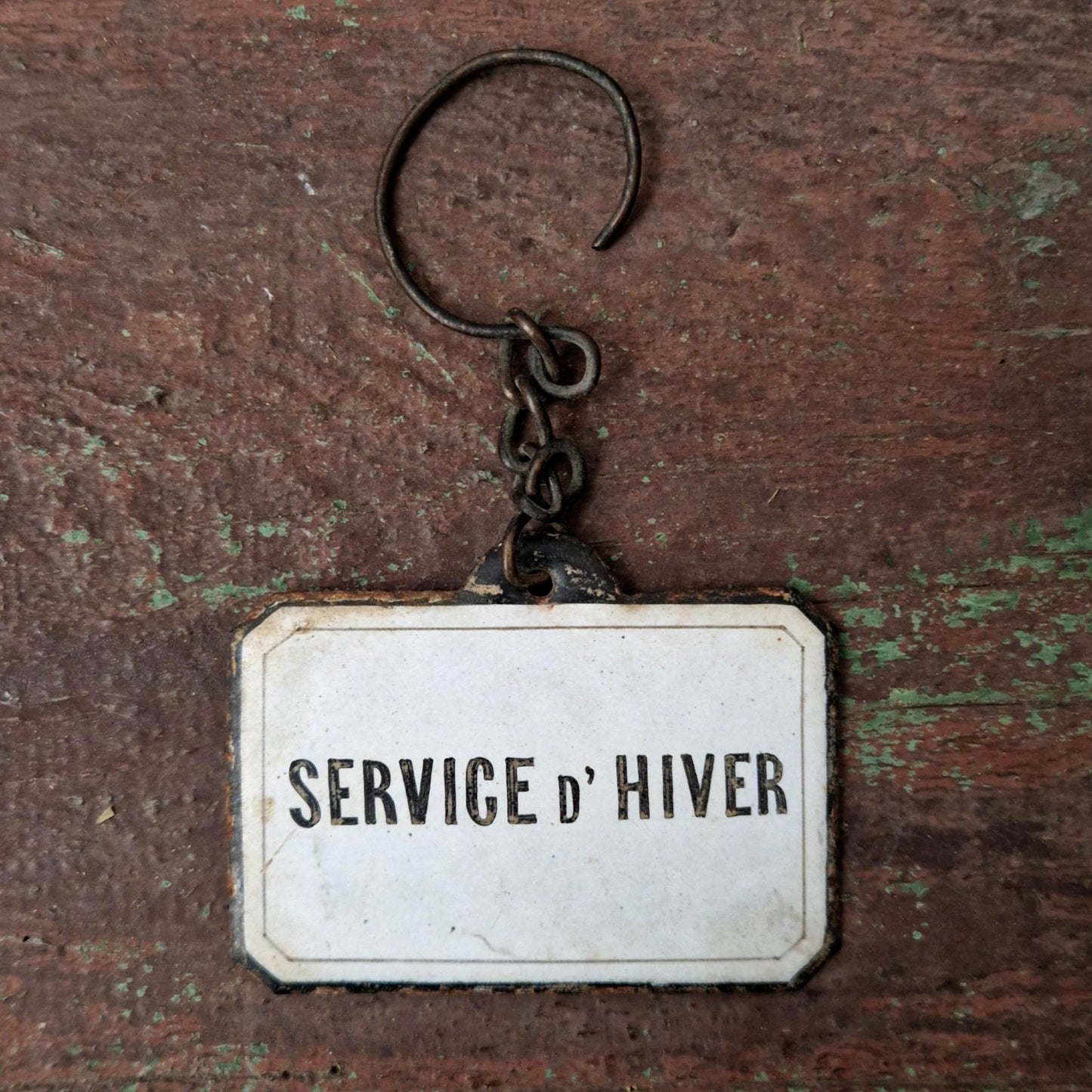 Plaque émaillée « Service d’hiver » avec chaînette d'origine.