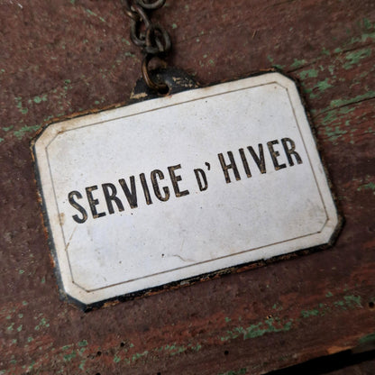 Plaque émaillée « Service d’hiver » avec chaînette d'origine.